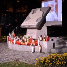 czuwanie_na_skwerze_jana_pawa_ii_11_20120209_1670260094