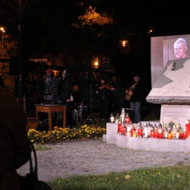 czuwanie_na_skwerze_jana_pawa_ii_16_20120209_1062395802