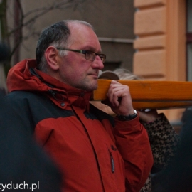 droga_krzyowa_ulicami_miasta_20120330_1112040667