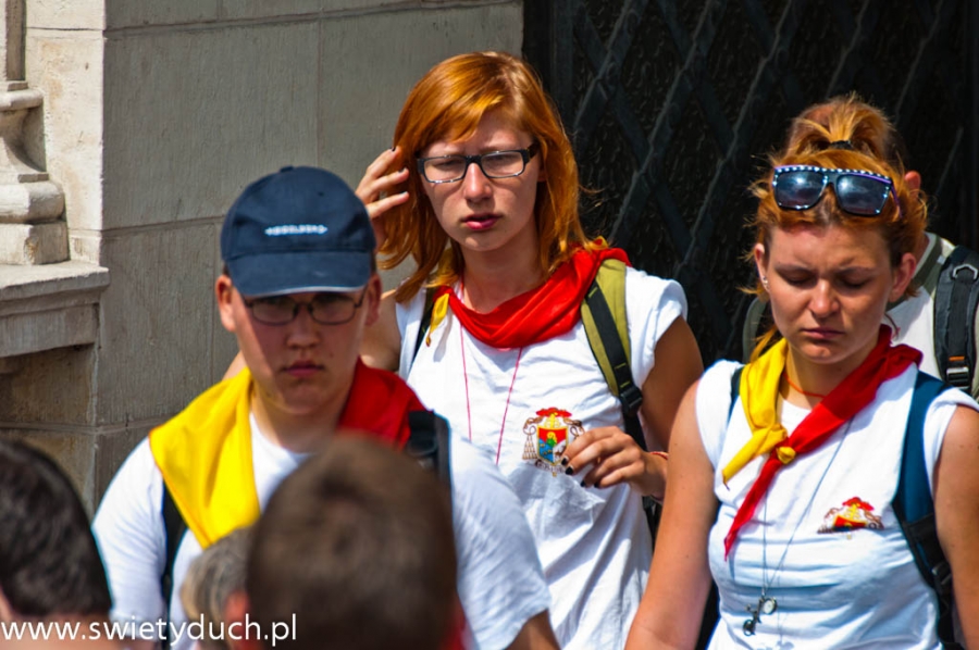 wejcie_grupy_czerwono-otej_na_jasn_gor_14_20120215_1868129475